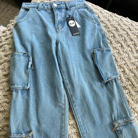 New Boohoo Jeans Light Wash Multi Zip Pocket Cargo Jeans size 4 - Picture 9 of 16